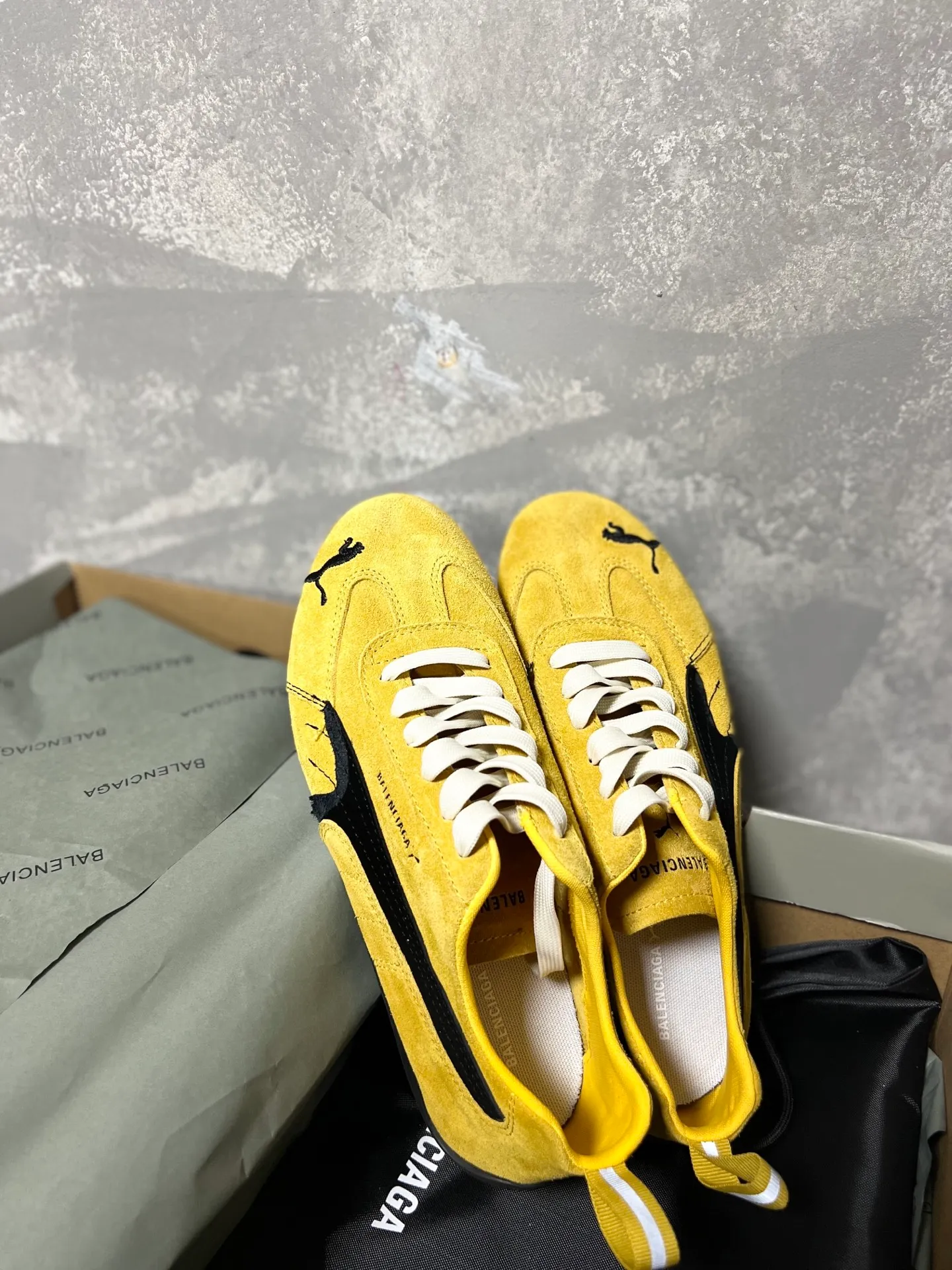 👟👟Ex-factory price 480👟👟 PUMA co-branded Balenciaga: Who knows! This pair of distressed and war-damaged Speedcats are so good-looking. The thin-soled sneakers have been upgraded to 2.0, which destroys the aesthetics of the street. More than half of the classic PUMA stripes on the side of the shoes have been "violently torn". The distressed treatment has a sense of ruined art, and it becomes the focus of the street in seconds! Hot stamping double logo + gold foil size mark on the heel, the details give a high-end feel Code number: 35-44 (45 customized)
